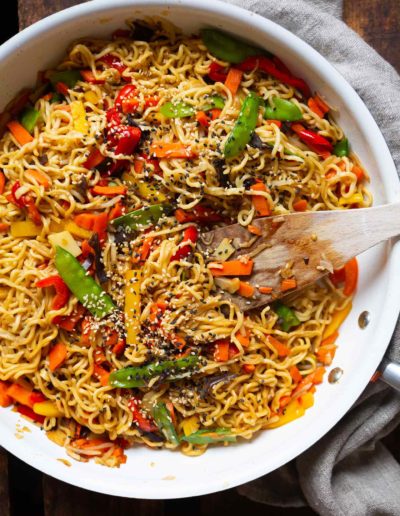 Schnelle Asia-Nudelpfanne mit Gemüse (5 Zutaten!)