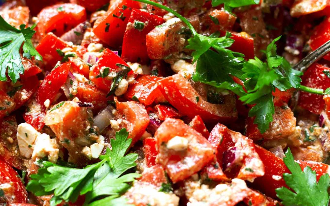 Einfacher Tomatensalat mit Feta und Paprika (nur 15 Min!)