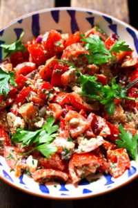 Einfacher Tomatensalat mit Feta und Paprika