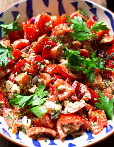 Einfacher Tomatensalat mit Feta und Paprika