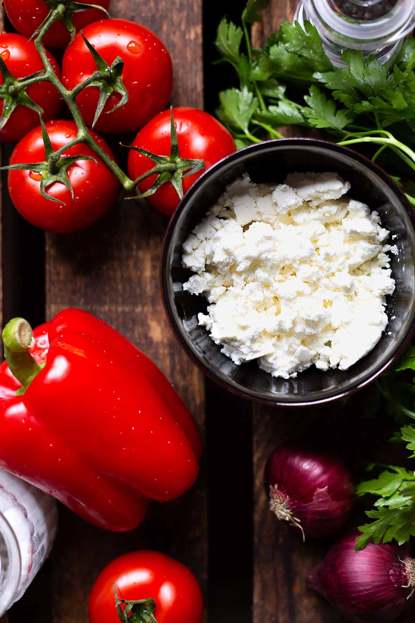 Tomatensalat mit Feta und Paprika. Dieser schnelle Sommersalat ist perfekt für Familien und Kinder und geht immer! - Kochkarussell Foodblog #tomatensalat #sommersalat #salat