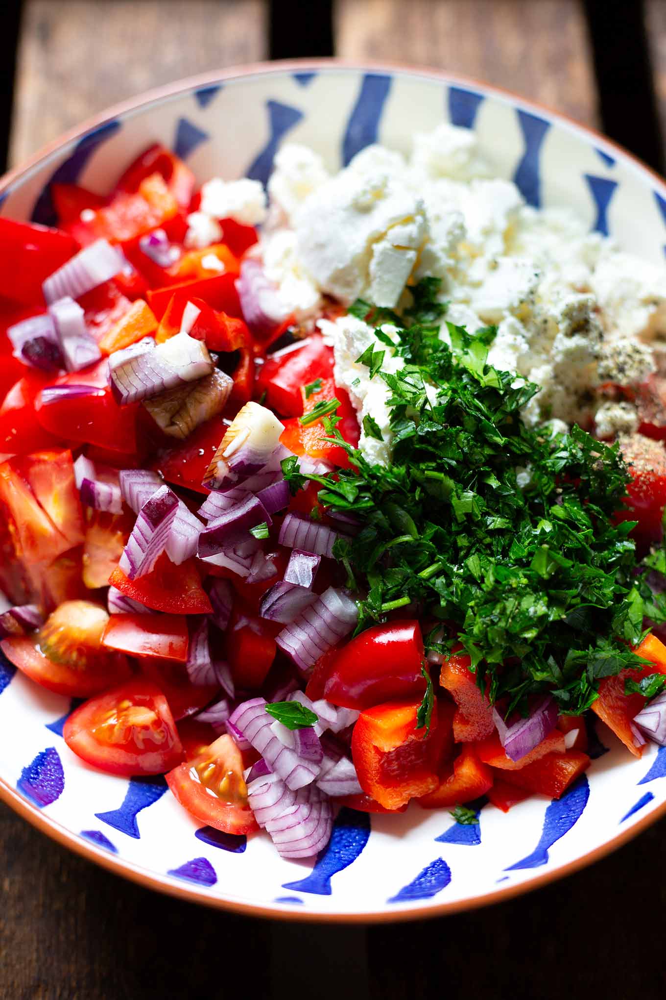 Tomatensalat mit Feta und Paprika. Dieser schnelle Sommersalat ist perfekt für Familien und Kinder und geht immer! - Kochkarussell Foodblog #tomatensalat #sommersalat #salat