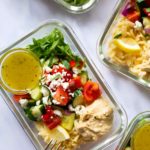 Hummus-Orzo-MealPrep-Salat. Dieses leckere Meal Prep Rezept ist leicht, lecker, ein perfektes Sommerrezept und einfach schnell gekocht - Kochkarussell Foodblog #mealprep #orzo #hummus #salatrezept #kochkarussell