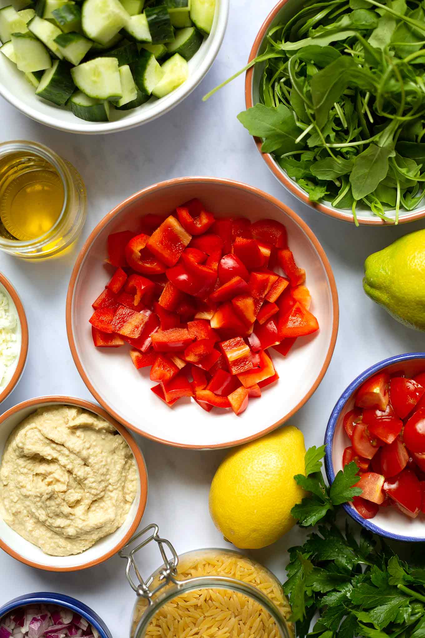 Hummus-Orzo-Meal Prep-Salat. Dieses leckere Meal Prep Rezept ist leicht, lecker, ein perfektes Sommerrezept und einfach schnell gekocht - Kochkarussell Foodblog #mealprep #orzo #hummus #salatrezept #kochkarussell 