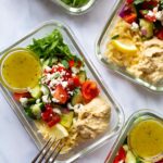 Hummus-Orzo-MealPrep-Salat. Dieses leckere Meal Prep Rezept ist leicht, lecker, ein perfektes Sommerrezept und einfach schnell gekocht - Kochkarussell Foodblog #mealprep #orzo #hummus #salatrezept #kochkarussell