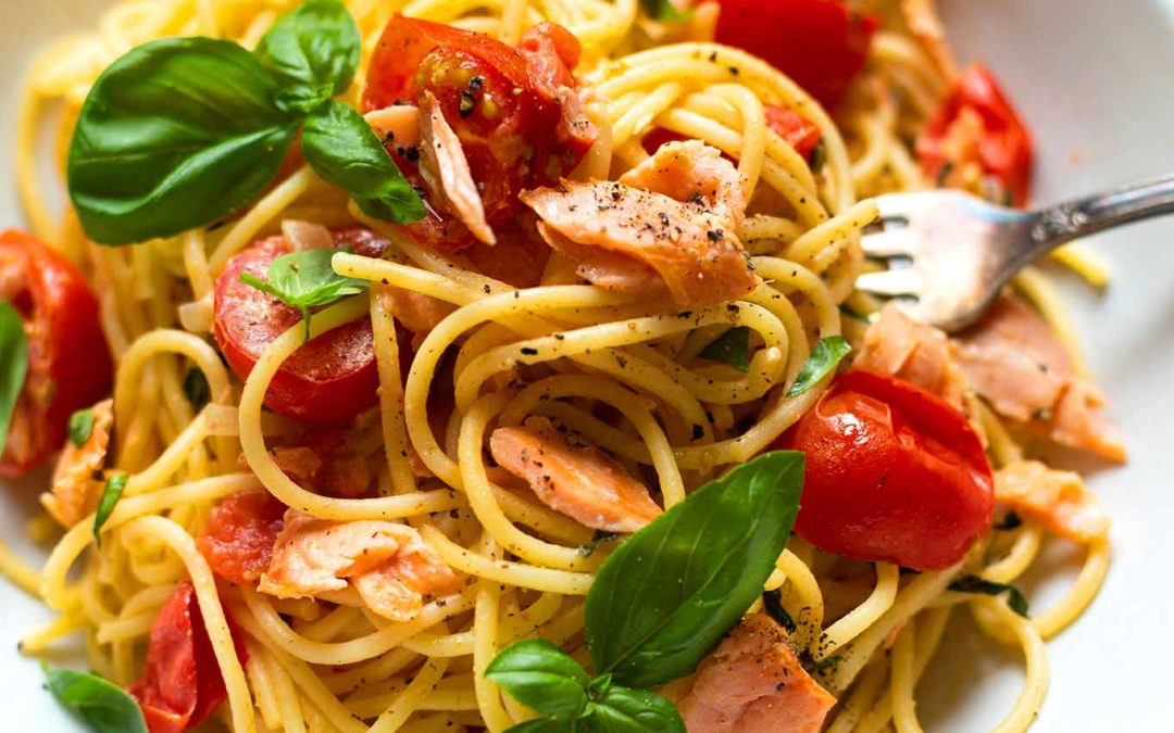 Spaghetti mit Lachs und Tomaten-Frischkäse-Sauce (nur 20 Min!)