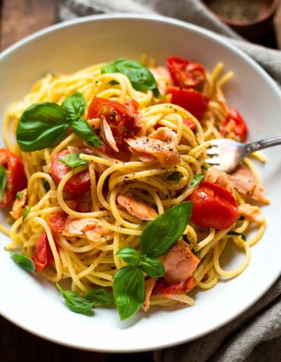 Schnelle Spaghetti mit Lachs und Tomaten-Frischkäse-Sauce