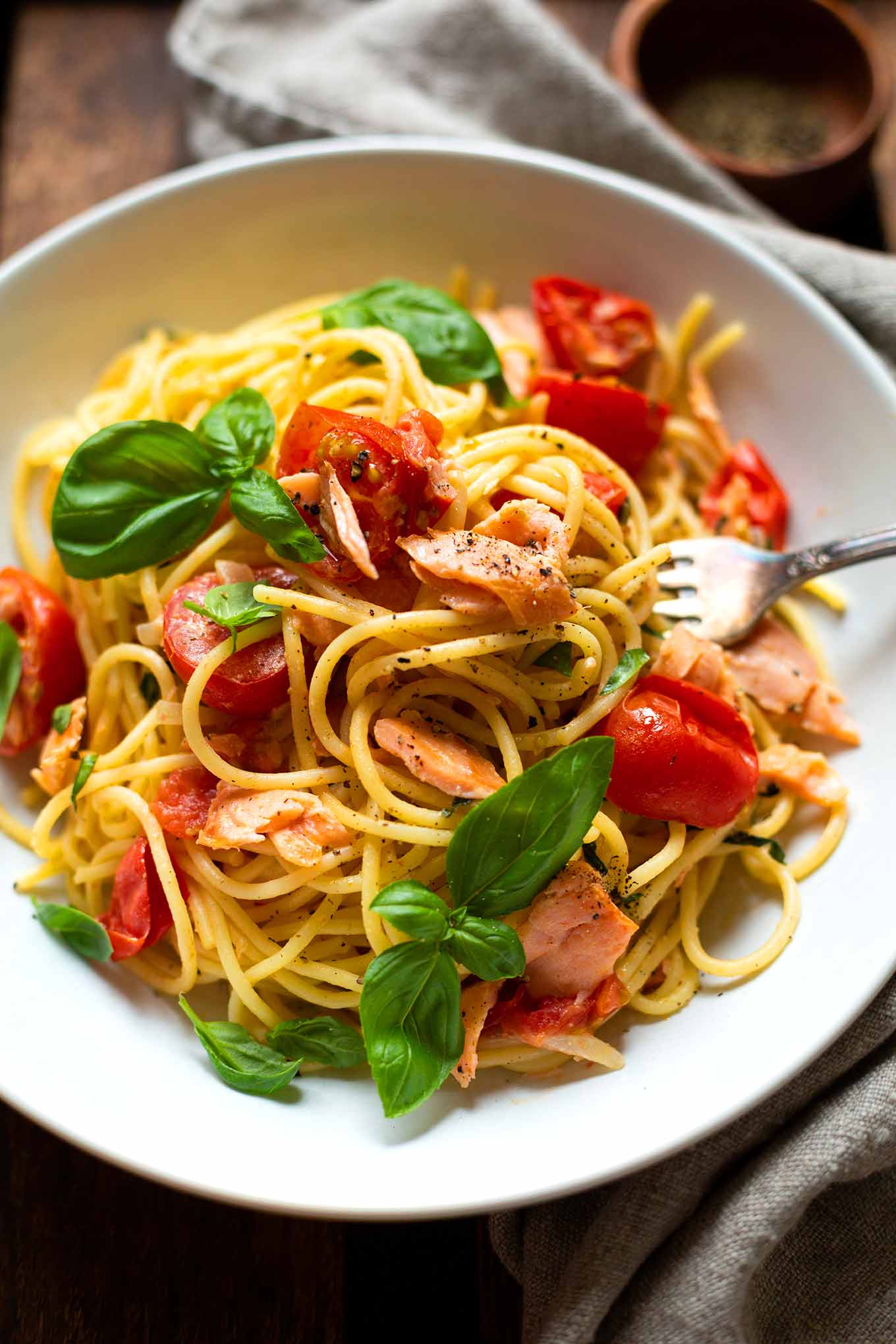 Spaghetti mit Lachs und Tomaten-Frischkäse-Sauce. Perfektes Abendessen voll mit fruchtigen Tomaten, scharf-cremiger Frischkäse-Sauce und eine ordentlichen Portion bestem Lachs. Perfektes Soulfood und in nur 20 Minuten auf dem Tisch. Kochkarussell Foodblog. #kochkarussell #pastagericht #soulfood #schnellesabendessen