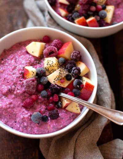 Einfaches Bircher Müsli mit Joghurt und Beeren