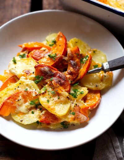 Einfacher ​Kürbis-Kartoffel-Auflauf (vegetarisch und nur 30 Min Vorbereitung)