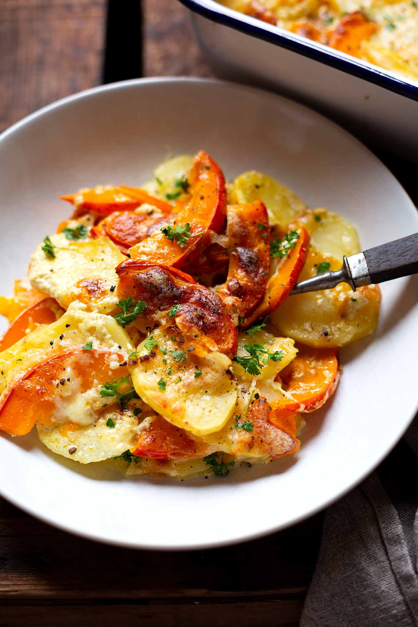 11 schnelle und einfache Kürbis-Rezepte: Kürbis-Kartoffel-Auflauf. Kochkarussell - dein Foodblog für schnelle und einfache Feierabendküche.