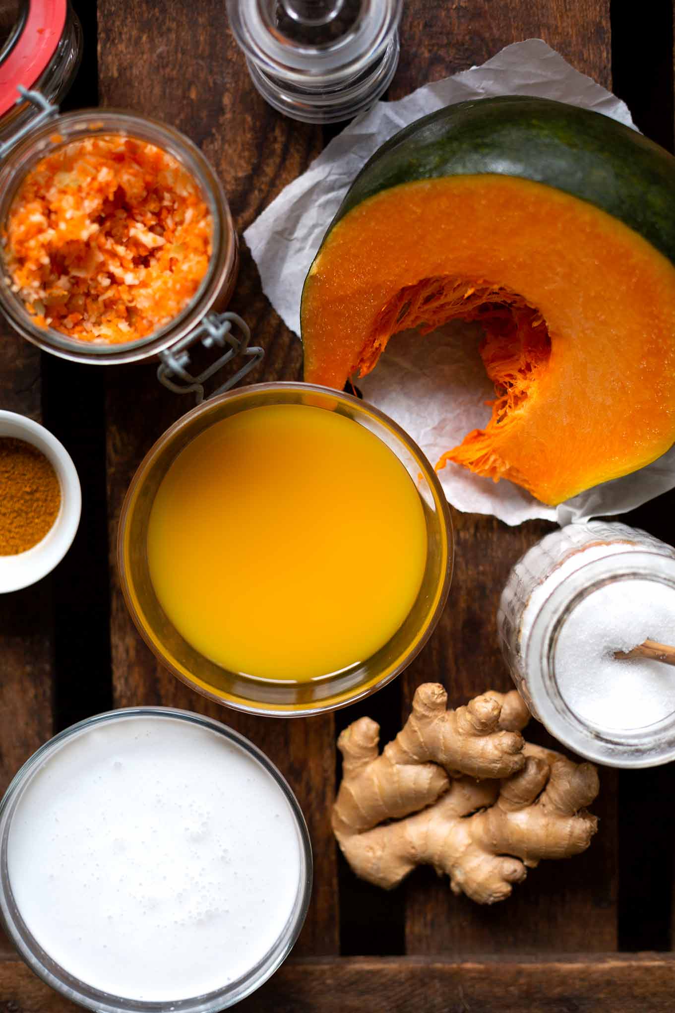 Diese einfache Kürbissuppe mit Kokosmilch und Ingwer braucht 30 Minuten, und schmeckt mit Orange und Curry einfach nur mega gut. Perfektes Herbstsoulfood. Kochkarussell - dein Foodblog für einfache und gesunde Feierabendküche. #kochkarussell #kürbissuppe #soulfood #feierabendküche
