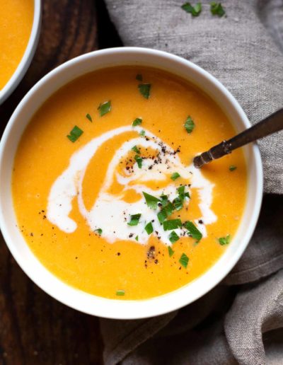 Einfache Kürbissuppe mit Kokosmilch und Ingwer (30 Min!)