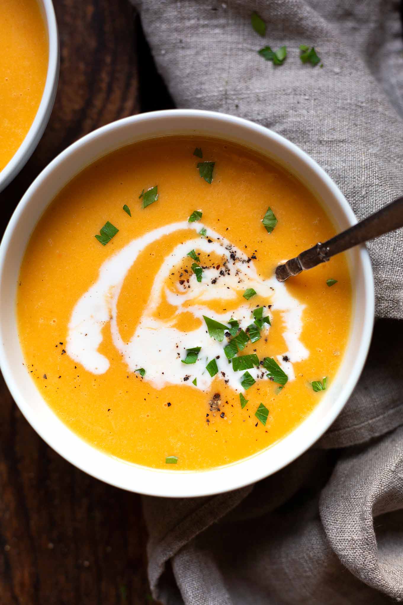 Diese einfache Kürbissuppe mit Kokosmilch und Ingwer braucht 30 Minuten, und schmeckt mit Orange und Curry einfach nur mega gut. Perfektes Herbstsoulfood. Kochkarussell - dein Foodblog für einfache und gesunde Feierabendküche. #kochkarussell #kürbissuppe #soulfood #feierabendküche