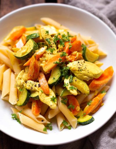 Nudeln mit Hähnchen-Kokos-Sauce