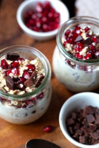 Overnight Oats mit Granatapfel und Schokolade