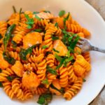Pasta mit Lachs-Sahne-Sauce und Spinat-1