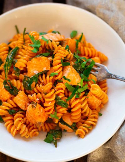 Pasta mit Lachs-Sahne-Sauce und Spinat