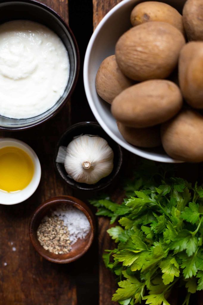 Beste einfache Quetschkartoffeln vom Backblech mit Joghurt-Knoblauch ...