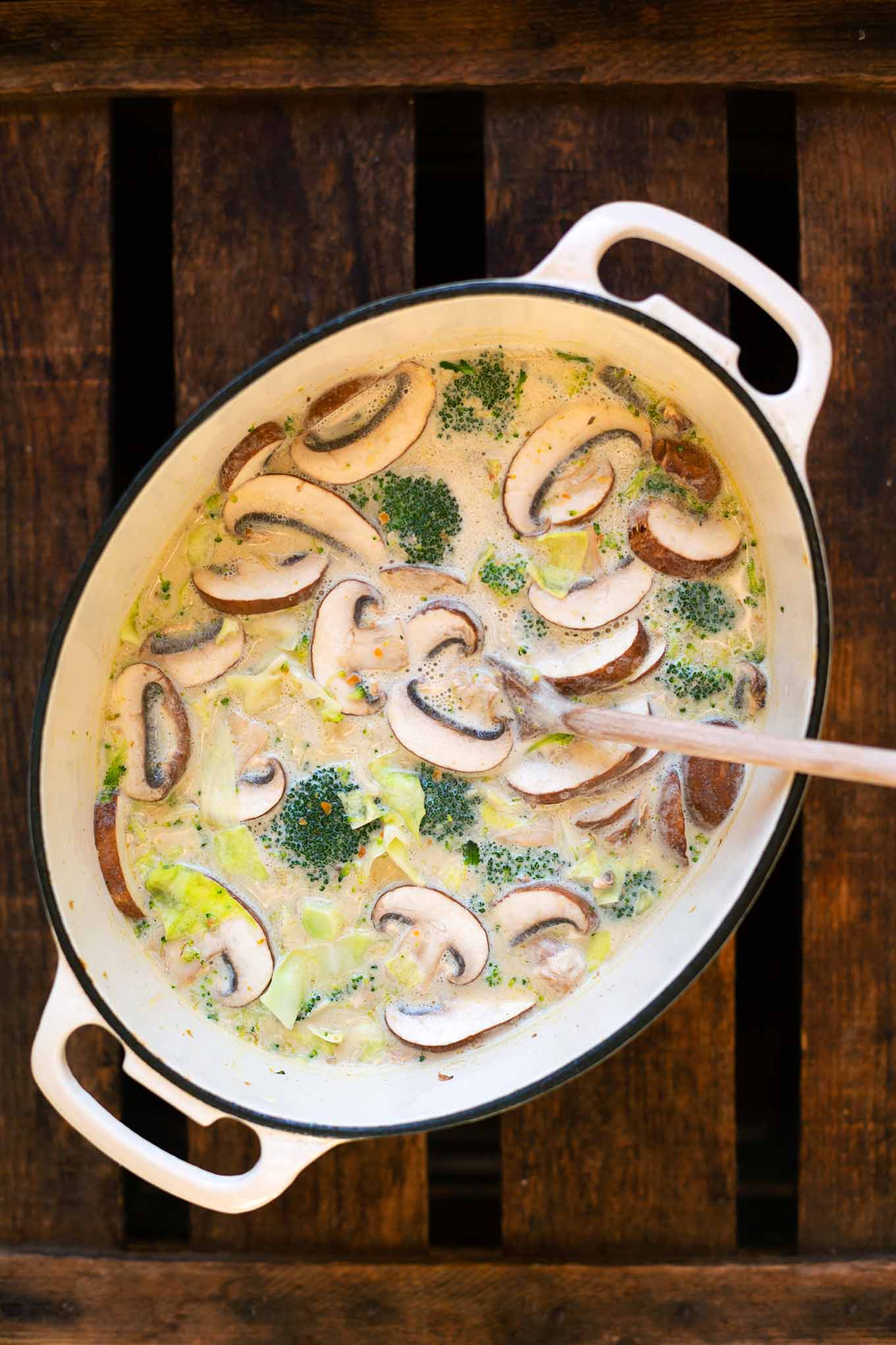 Thai-Kokos-Suppe mit Gemüse ist das perfekte Feierabendrezept. Nur ein Topf und in 30 Minuten fertig. So einfach, das musst du testen! - Kochkarussell Foodblog #thaikokossuppe #thairezept #thaisuppe #kochkarussell