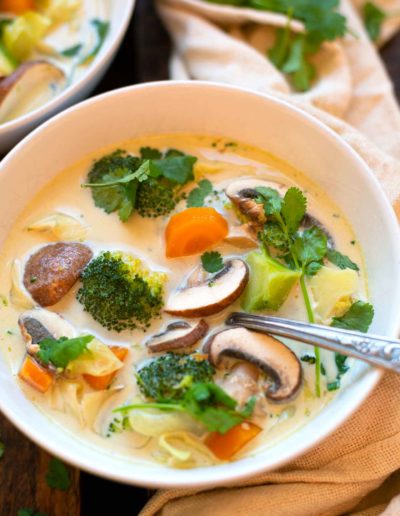 Thai-Kokos-Suppe mit Gemüse