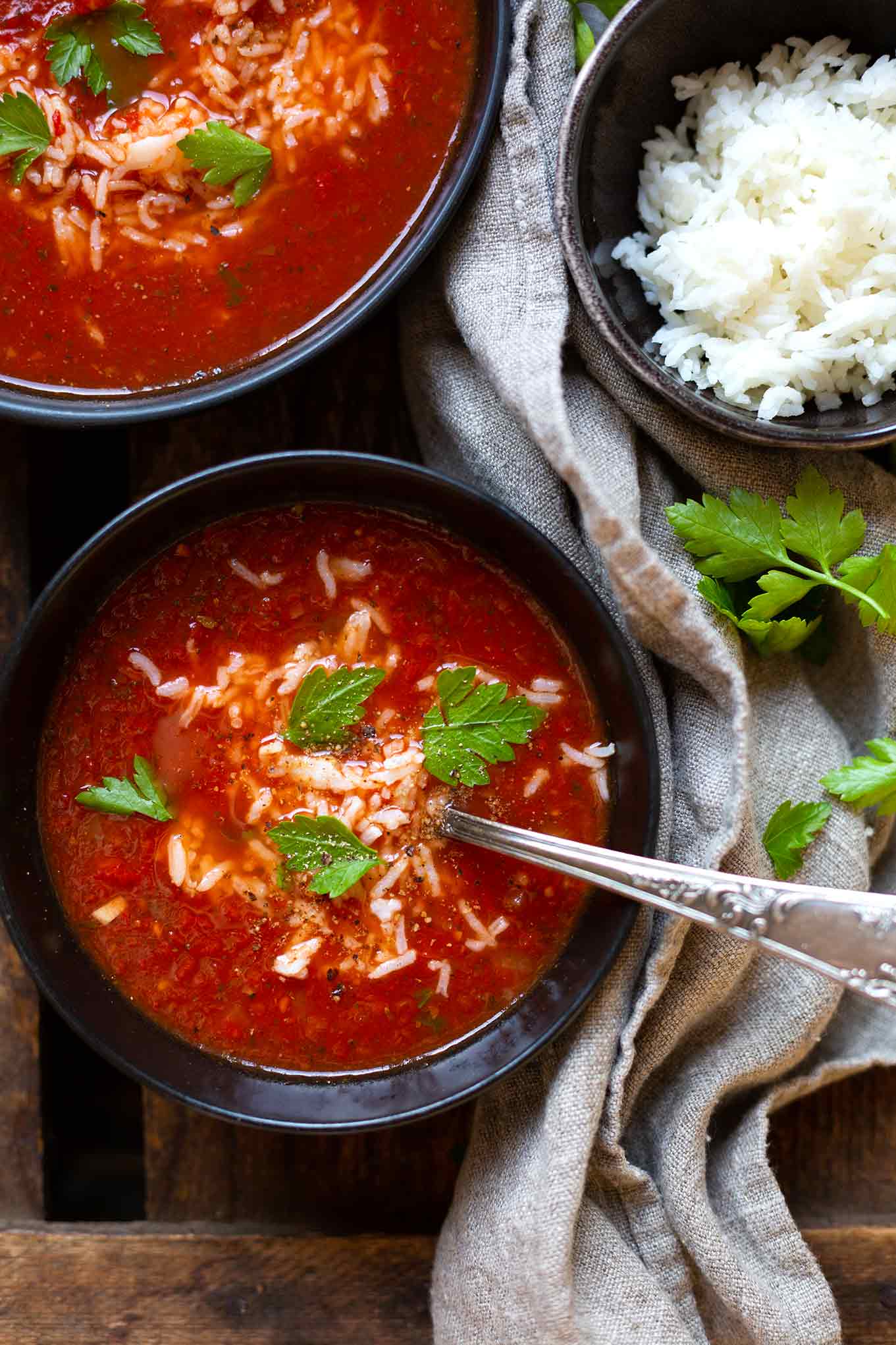 Tomatensuppe mit Reis - steht in nur 20 Minuten auf dem Tisch, ist herzhaft, würzig und vollgepackt mit guten Zutaten aus dem Vorratsschrank. Kochkarussell - dein Foodblog für schnelle und einfache Feierabendrezepte.
