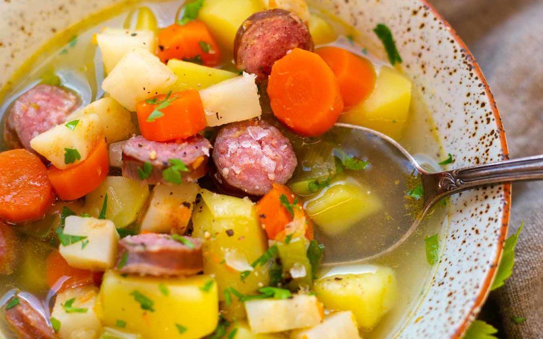 Einfache Kartoffelsuppe mit Würstchen