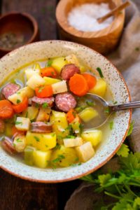 Einfache Kartoffelsuppe mit Würstchen