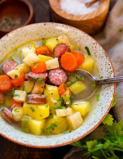 Einfache Kartoffelsuppe mit Würstchen