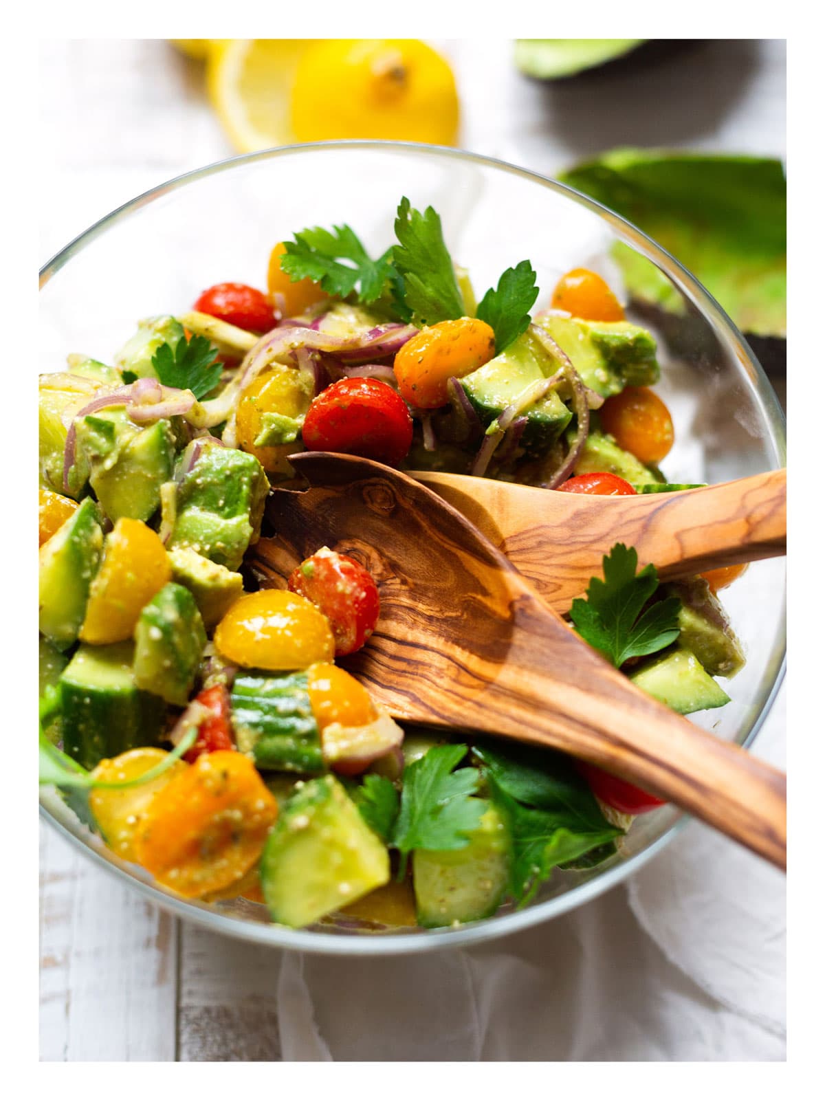 FKLG: Bunter Salat mit Avocado und Pesto-Sauce