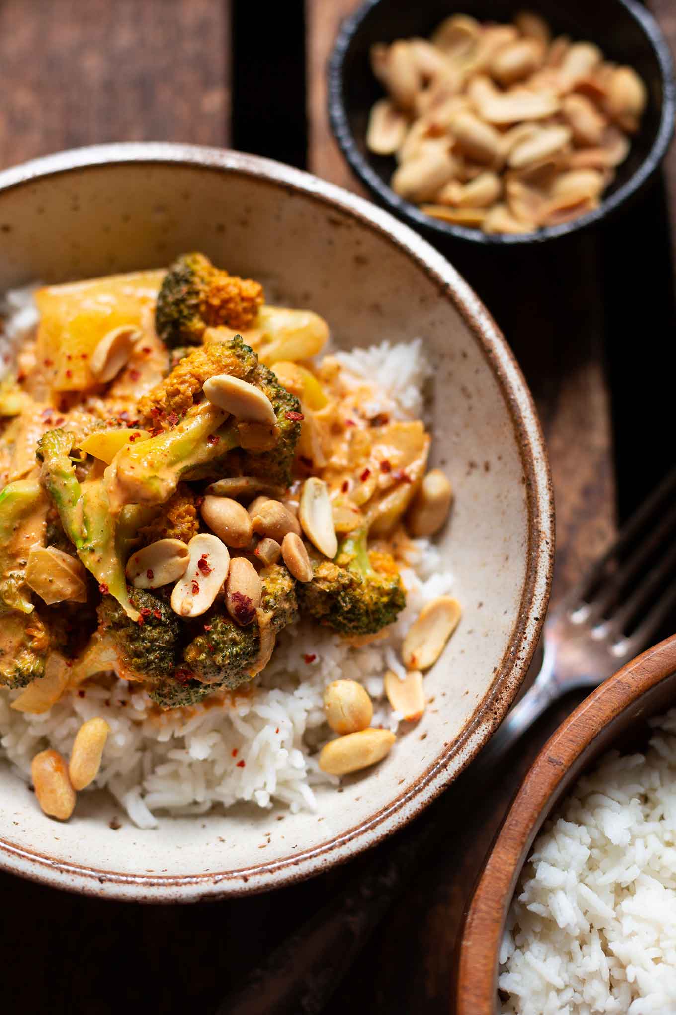 Unser schnelles und einfaches Massaman-Curry steht in 30 Minuten auf dem Tisch, ist Meal Prep-geeignet und super lecker. Das Rezept mit nur wenig Zutaten und vollem thailändischen Geschmack, gibt es nur jetzt ganz neu im Kochkarussell! Dein Foodblog für schnelle und einfache Feierabend Rezepte.