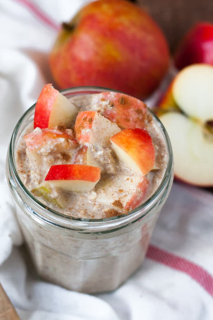 Apple Pie Overnight Oats in einem Glas mit Apfelstückchen und Zimt