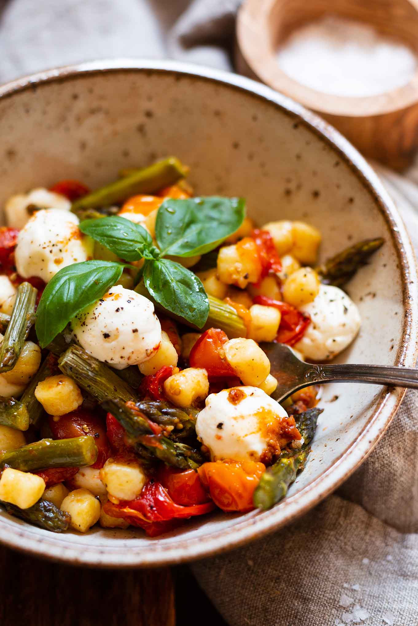 Diese Ein Blech-Gnocchi mit grünem Spargel, Tomaten und Pesto sind in nur 10 Minuten vorbereitet. Ein schnelles, leichtes und leckeres Frühlingsrezept. Kochkarussell -dein Foodblog für schnelle und einfache Feierabendküche.