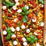 Ein-Blech-Gnocchi-mit-gruenem-Spargel-Tomaten-und-Pesto-6-8