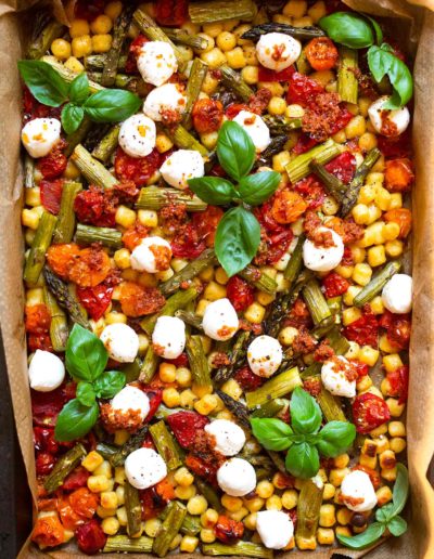 Ein Blech-Gnocchi mit grünem Spargel, Tomaten und Mozzarella