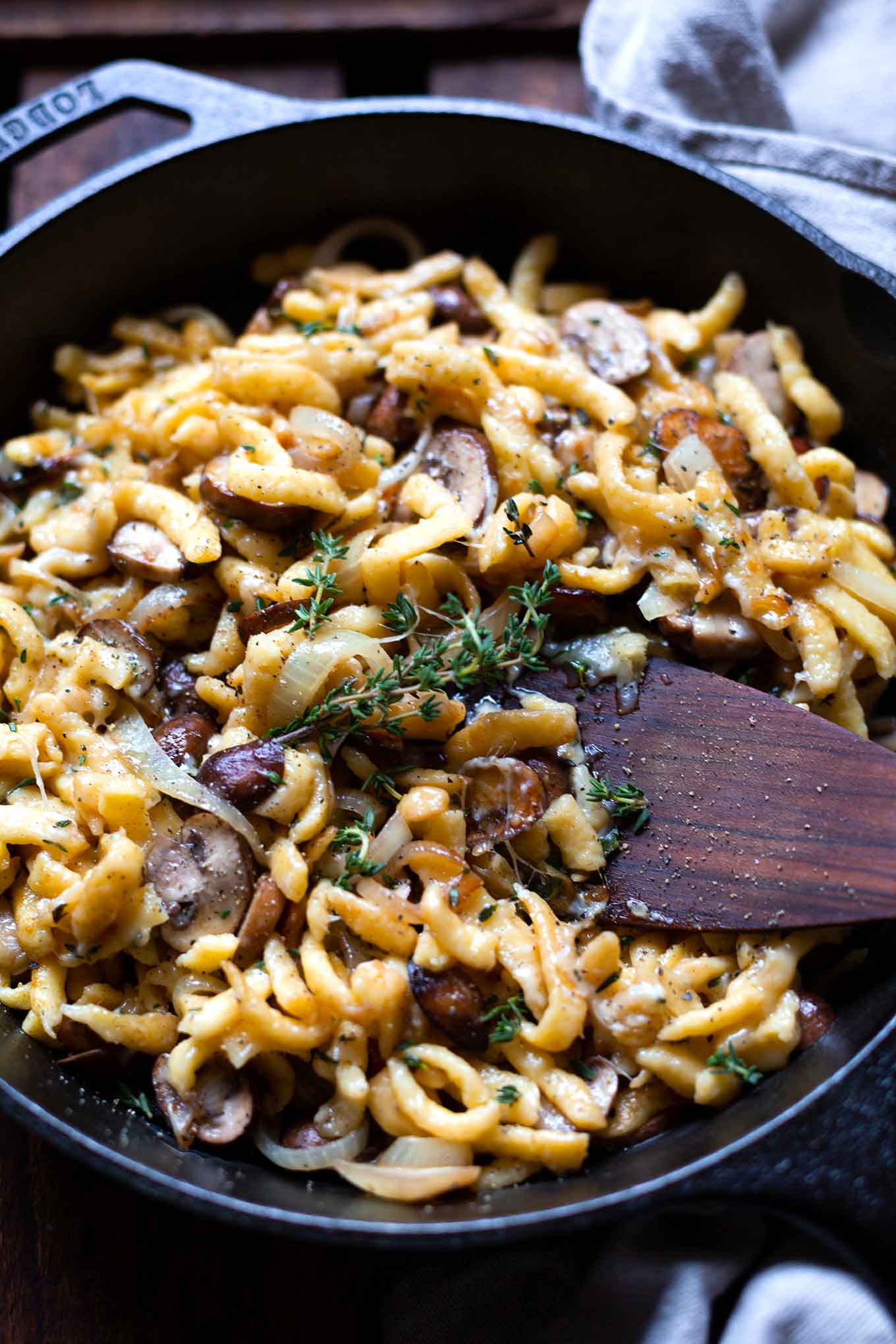 Einfache Käsespätzle mit Champignons (Nur 30 Min!) - Kochkarussell