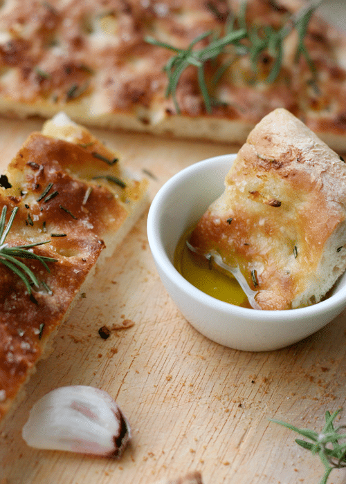 Focaccia mit geröstetem Knoblauch und Rosmarin - Kochkarussell