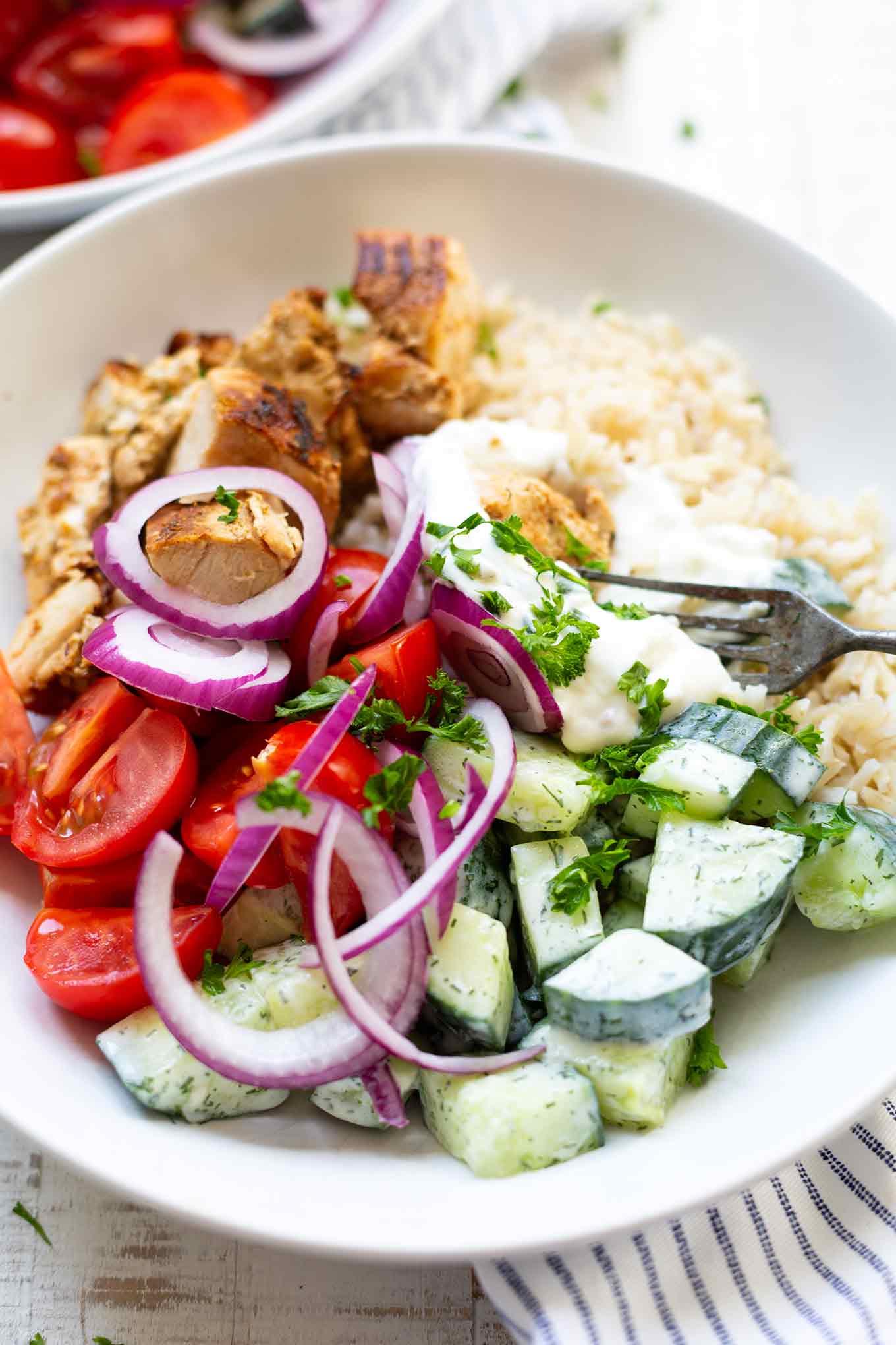 Griechische Hähnchen-Tzatziki Bowl in einer Schüssel