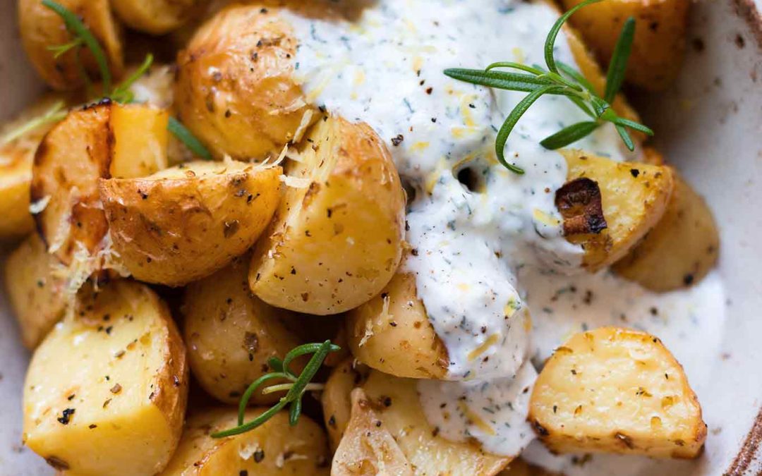 Griechische Ofenkartoffeln mit Joghurt-Feta-Dip