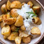 Griechische-Ofenkartoffeln-mit-Joghurt-Feta-Sauce-1-1