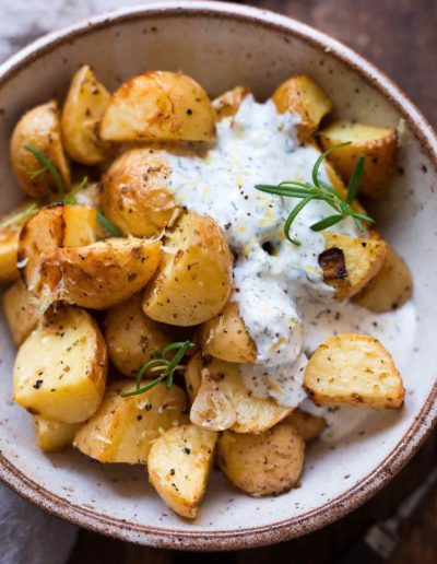 Griechische Ofenkartoffeln mit Joghurt-Feta-Dip