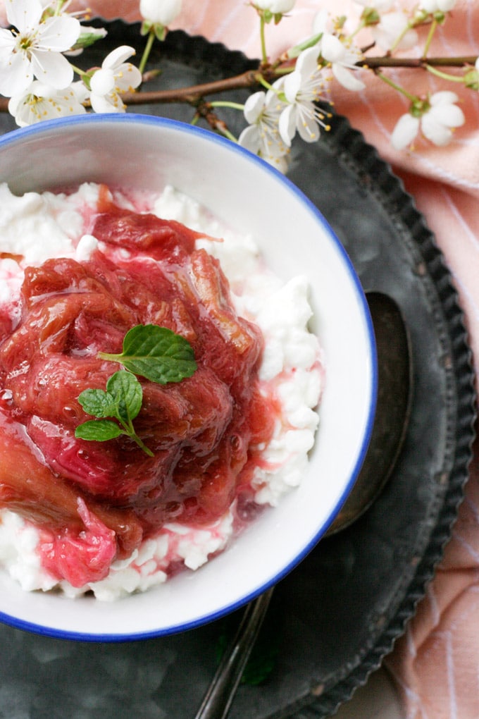 Leckerer Hüttenkäse mit köstlichem Rhabarberkompott Leckerer Hüttenkäse mit köstlichem Rhabarberkompott