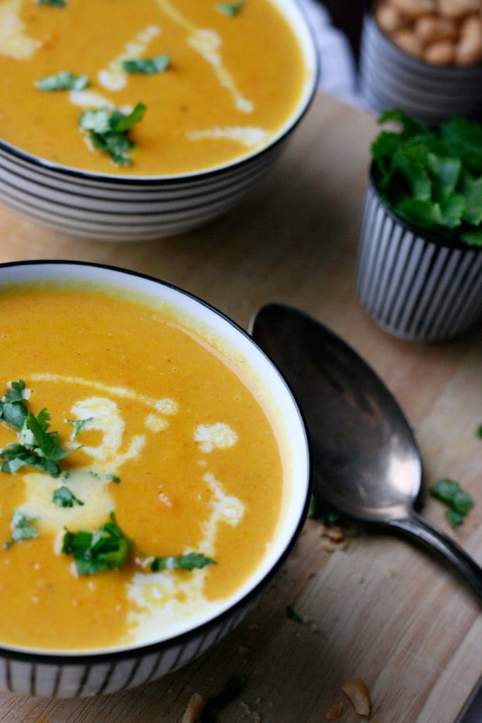 Vegane Karotten-Erdnuss-Suppe mit Kokosmilch - Kochkarussell