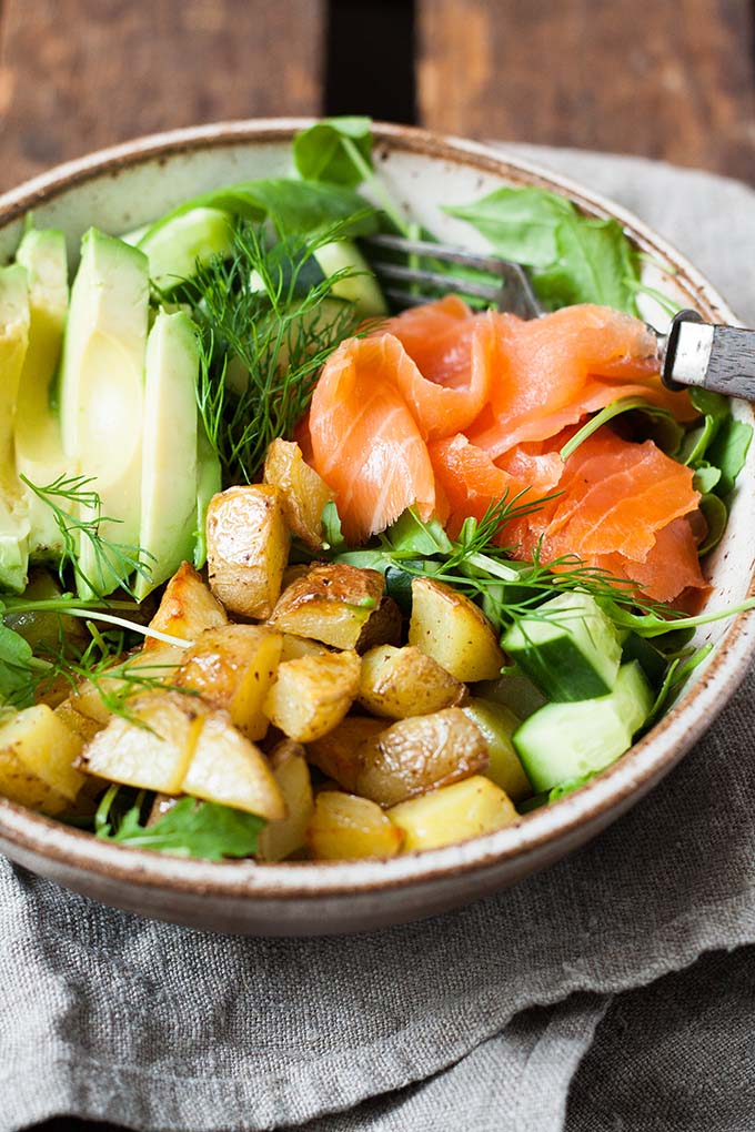 Kartoffel Lachs Bowl mit Avocado in einer Schüssel