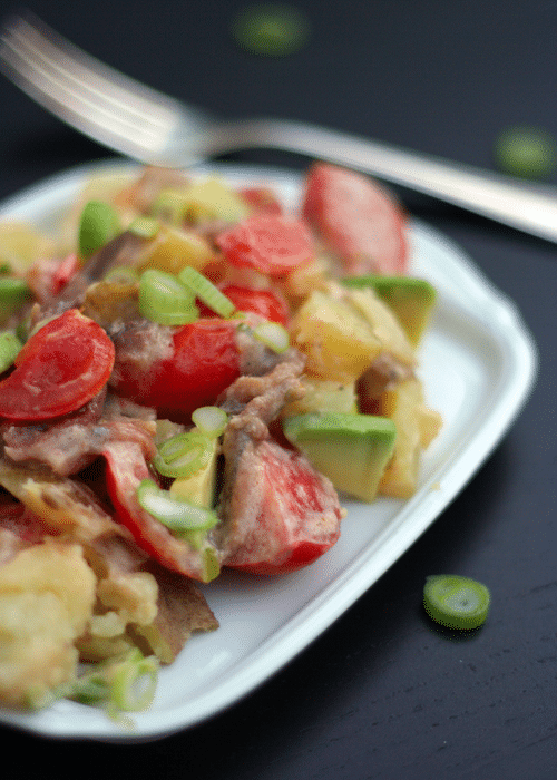 Kartoffelsalat mit Sardellen, Tomaten und Avocado