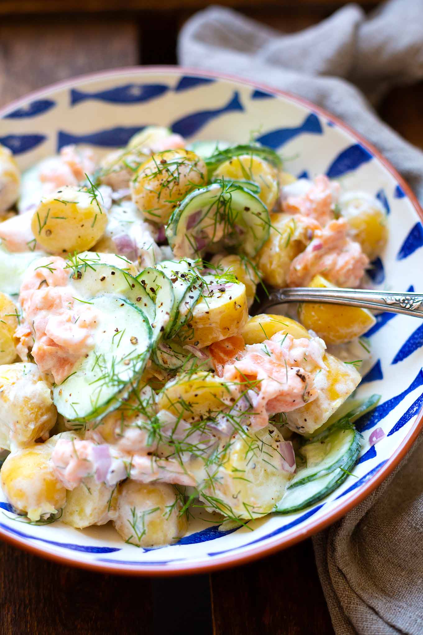 Schneller Kartoffelsalat mit Räucherlachs und Joghurt-Dill-Sauce