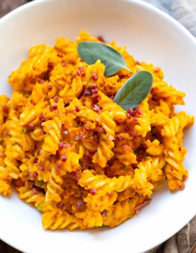 Kürbis-Pasta mit Speck und Salbei