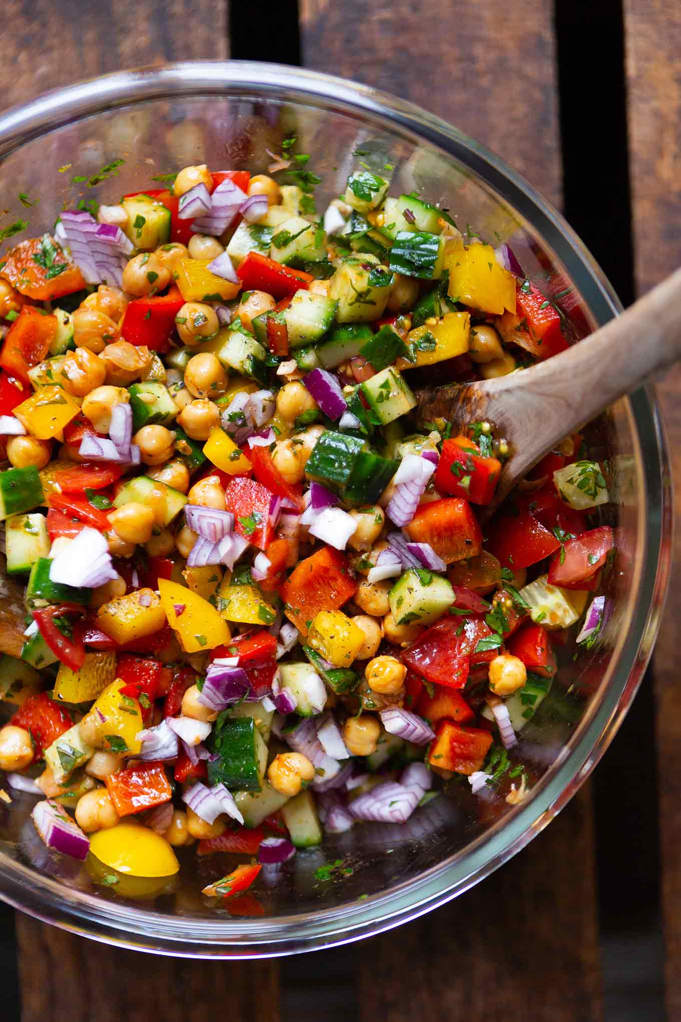 Meal Prep Salat mit Kichererbsen, Paprika, Zwiebeln und Gurke in einer großen Glasschüssel