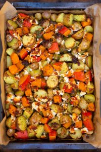 Ofenkartoffeln mit Kürbis, Rosenkohl und Feta