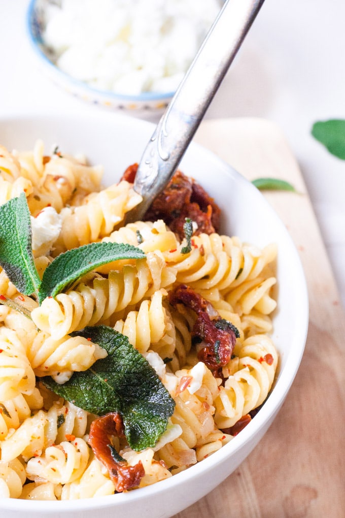 Köstliche Pasta mit Salbei, getrockneten Tomaten und Feta - Kochkarussell